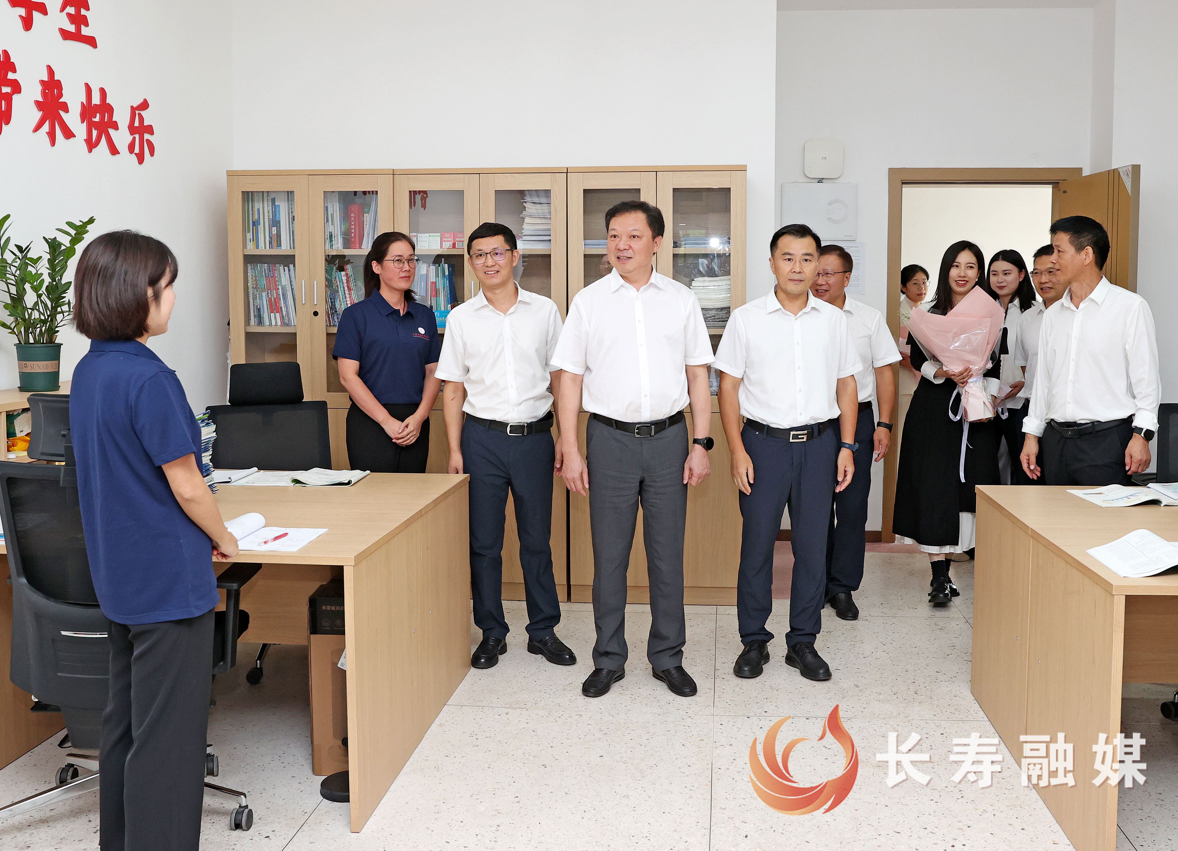 江夏戴明王身高师明萌冉洪张强等区领导开展教师节走访慰问活动