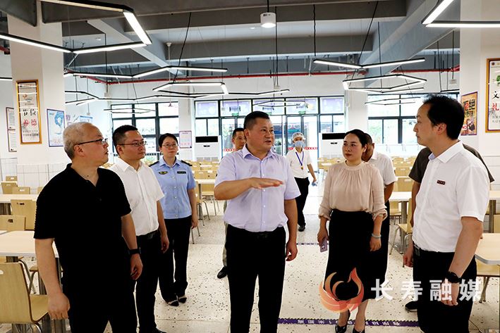 区领导调研校园食品安全工作
