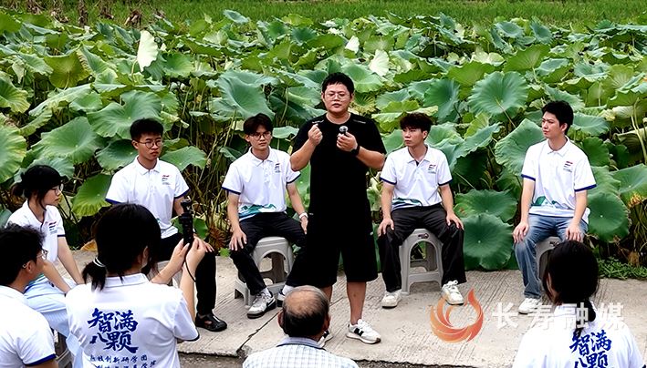 以“莲（廉）”为主题！他们把思政课搬到荷塘