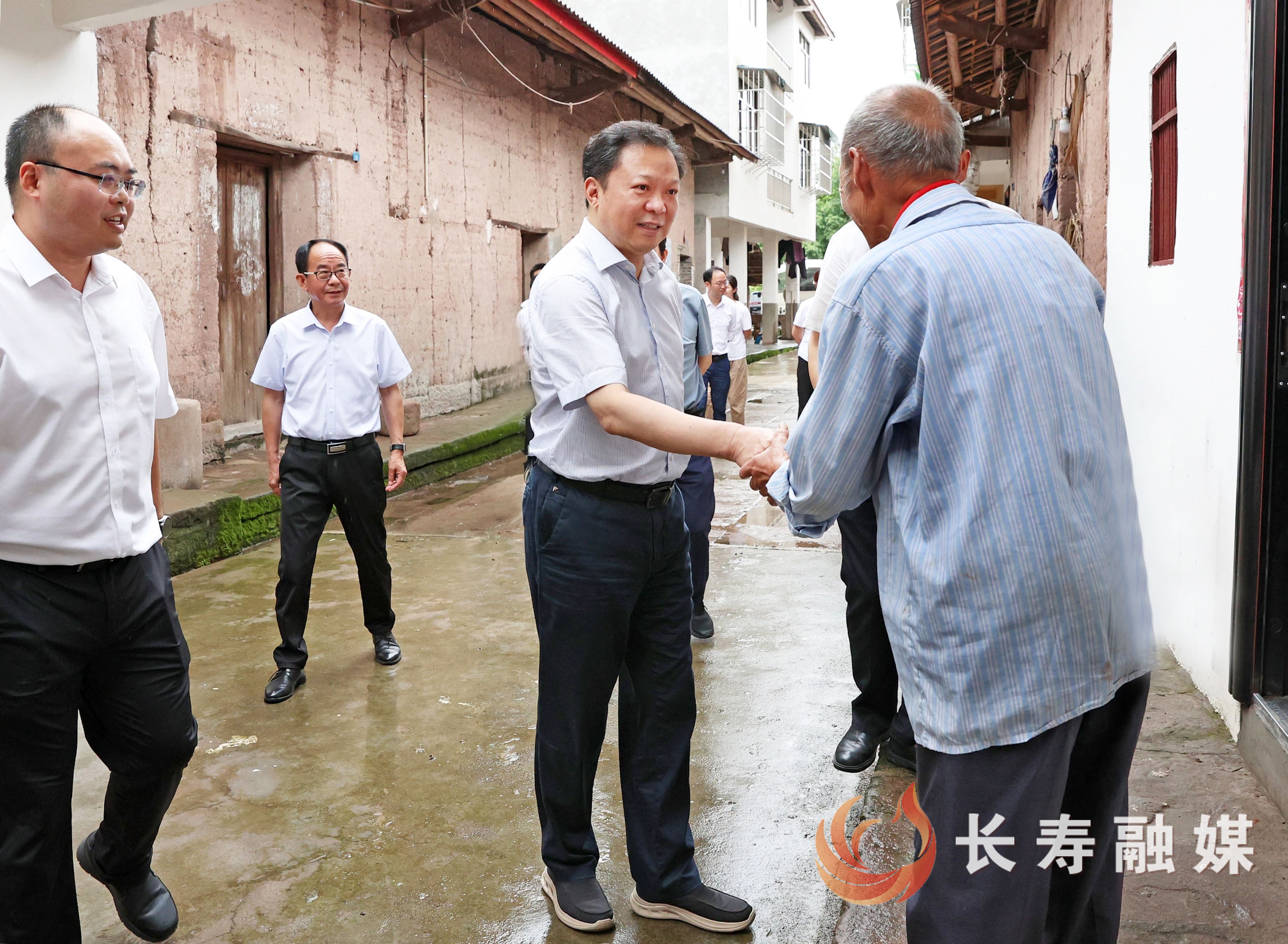 时刻把困难党员的冷暖放在心上 江夏师明萌冉洪张强开展“七一”走访慰问