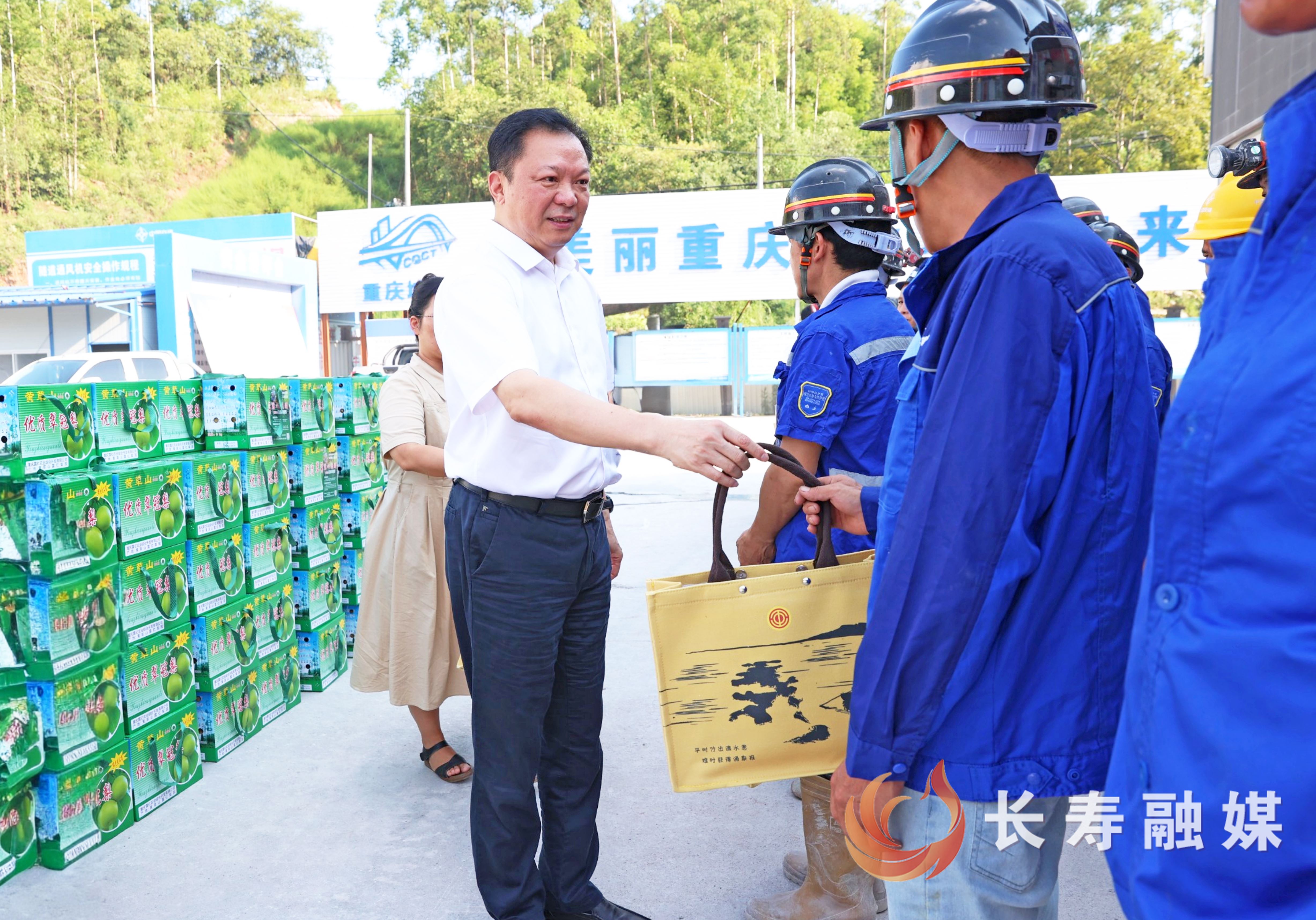 江夏戴明王身高师明萌张强开展“炎夏送清凉”慰问活动