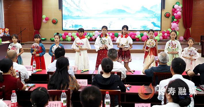 石堰镇“小石头”课堂开展主题班会活动