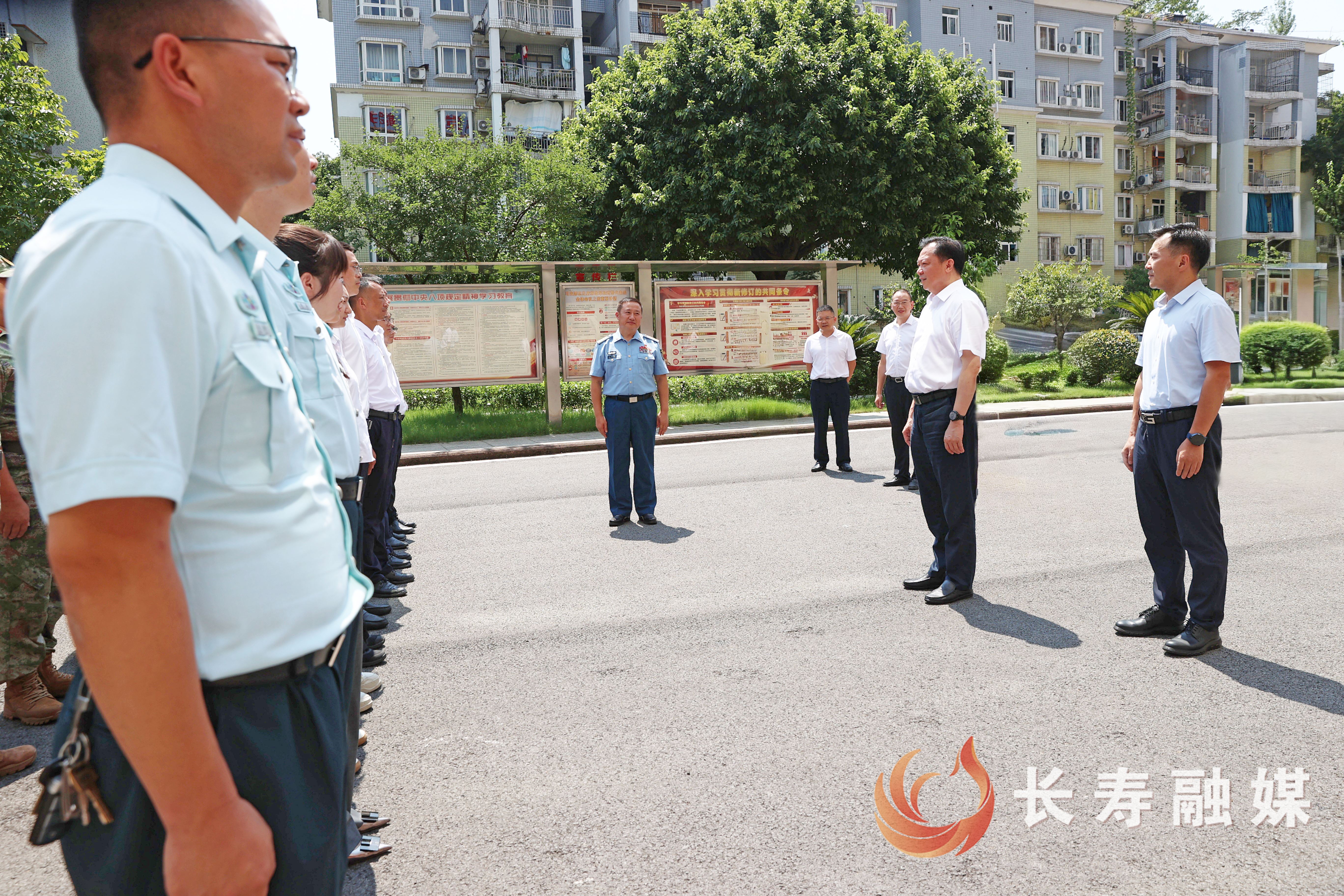 共庆建军佳节 共话鱼水深情 江夏戴明王身高师明萌冉洪张强开展“八一”走访慰问