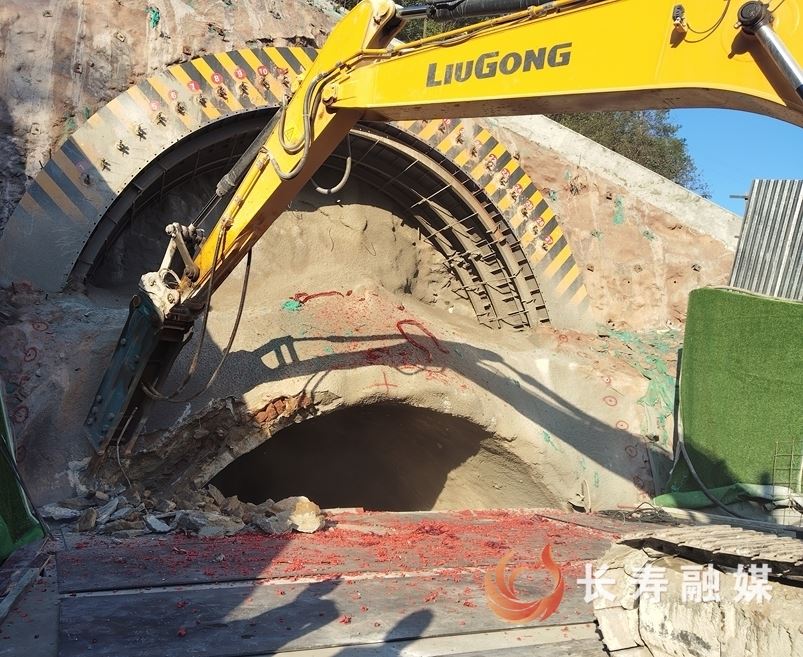 【今日看点】宜涪高铁重庆段站前8标项目 宝丰寺隧道斜井顺利开挖