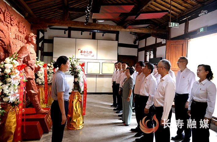 区政协主席师明萌带队参观杨克明故居