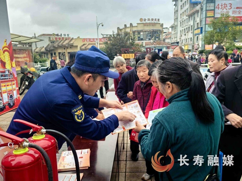 “渝消蓝盾讲师团”长寿分队走街串巷，为居民送上“消防平安礼”