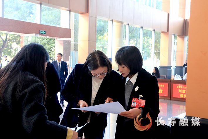 担当履职献良策  集智聚力谋发展——区政协十六届七次会议委员报到速记