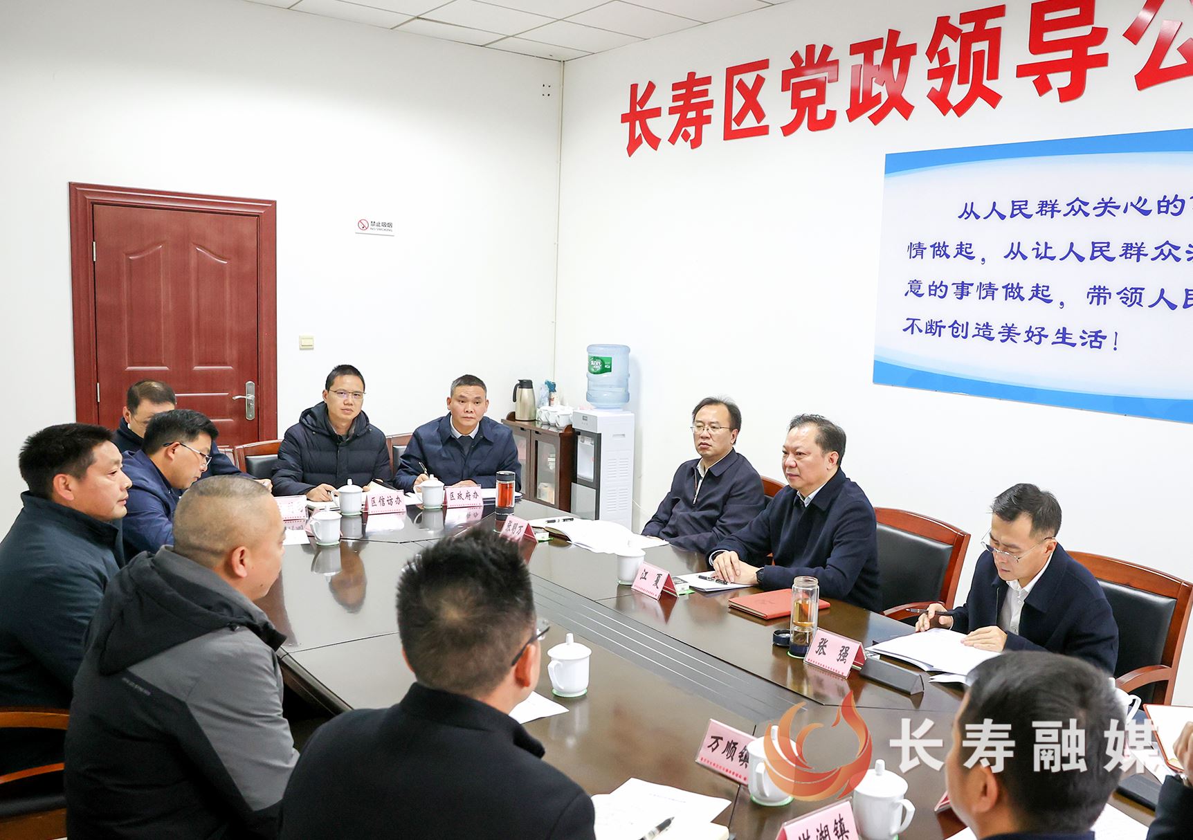 江夏公开接待群众来访并现场办公解决问题