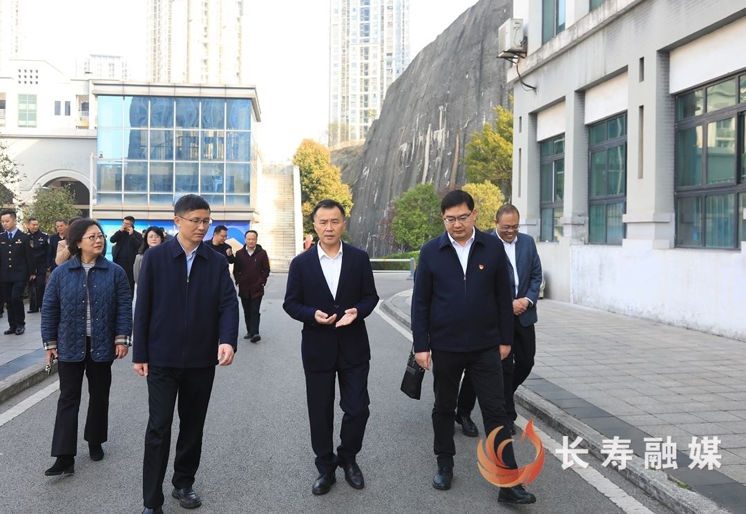 区领导带队调研开学准备工作